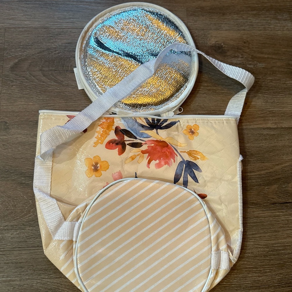 NWT- Floral Cream Women's lunch Tote Bag